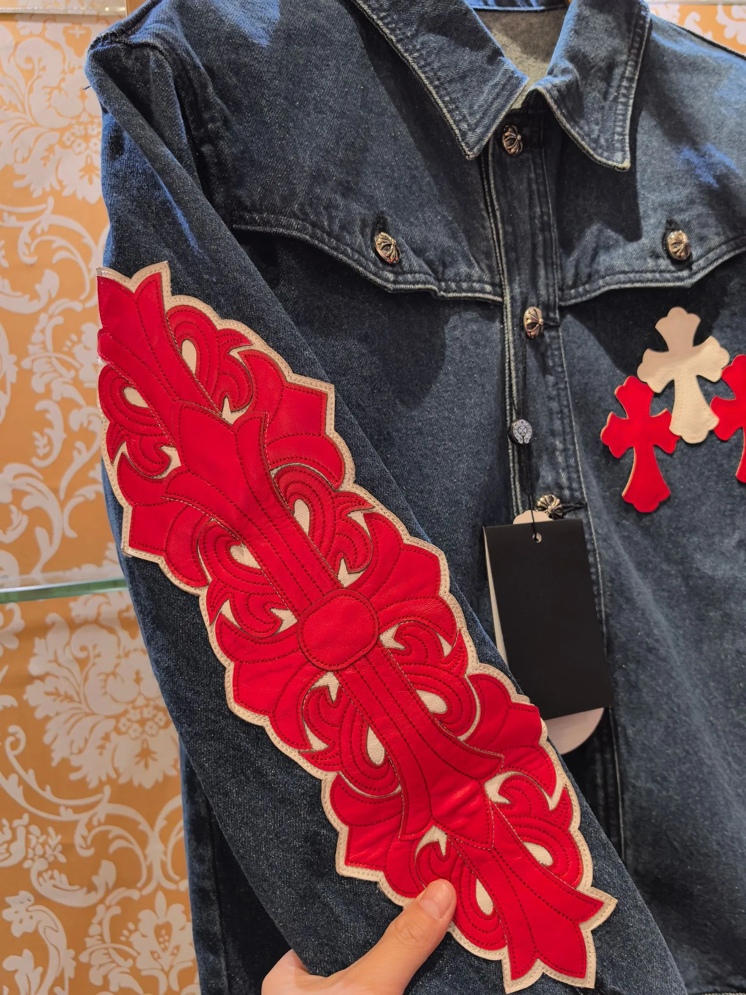P480 Chrome Hearts advanced custom model, Chrome Hearts patchwork leather denim jacket, twill denim custom fabric, cross patchwork leather is all imitation lambskin, all dyed to completely restore no color difference, the inner leather label is first-layer calfskin, all hardware is 925 silver plated, it is the highest version, you get what you pay for, the same size for men and women, size S M L XL.